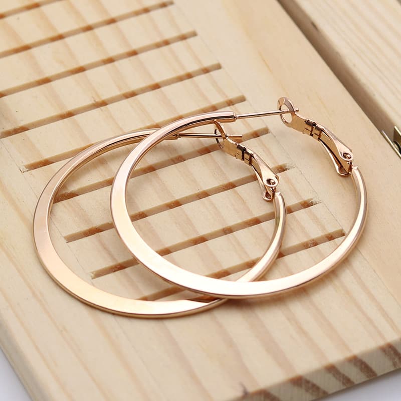 2023 European and American personalized flattened round exaggerated large earrings with tassels simple and fashionable C ear rings and ear buckles titanium steel new style 4