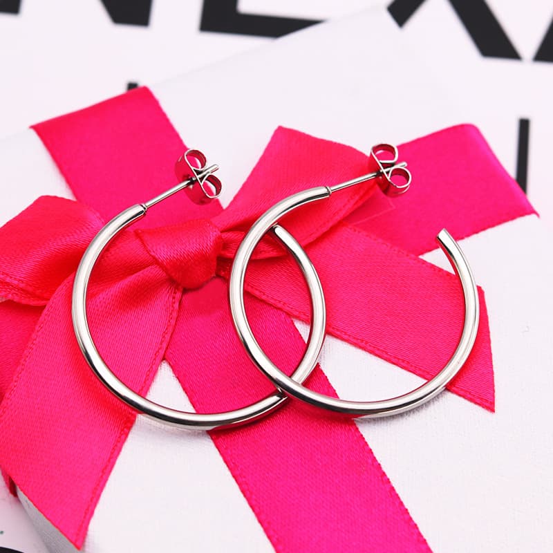 Korean version of fashionable titanium steel exaggerated C-shaped earrings stainless steel geometric round earrings earrings earrings factory direct sales 3