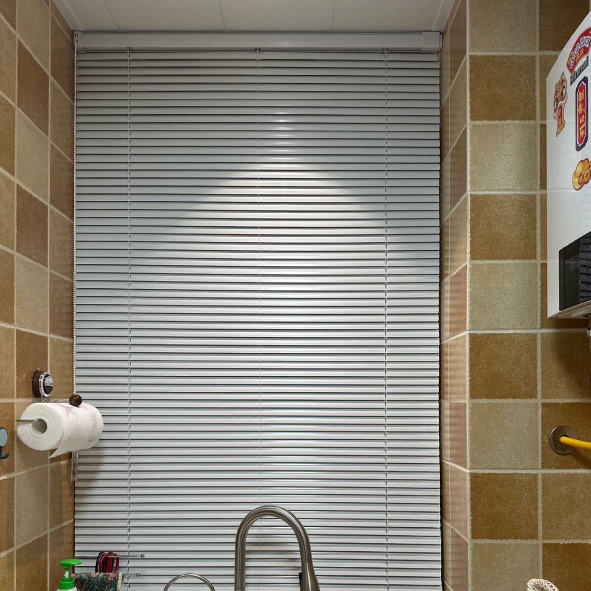 Venetian blinds are punch-free aluminum alloy kitchen bathroom waterproof roller blinds high shading office electric curtains Venetian blinds 5