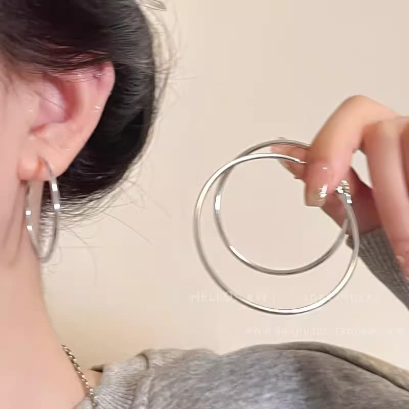 European and American exaggerated and elegant plain hoop earrings for women, ins cold style, versatile metal ear hoops, 925 silver needles, internet celebrity ear jewelry 2
