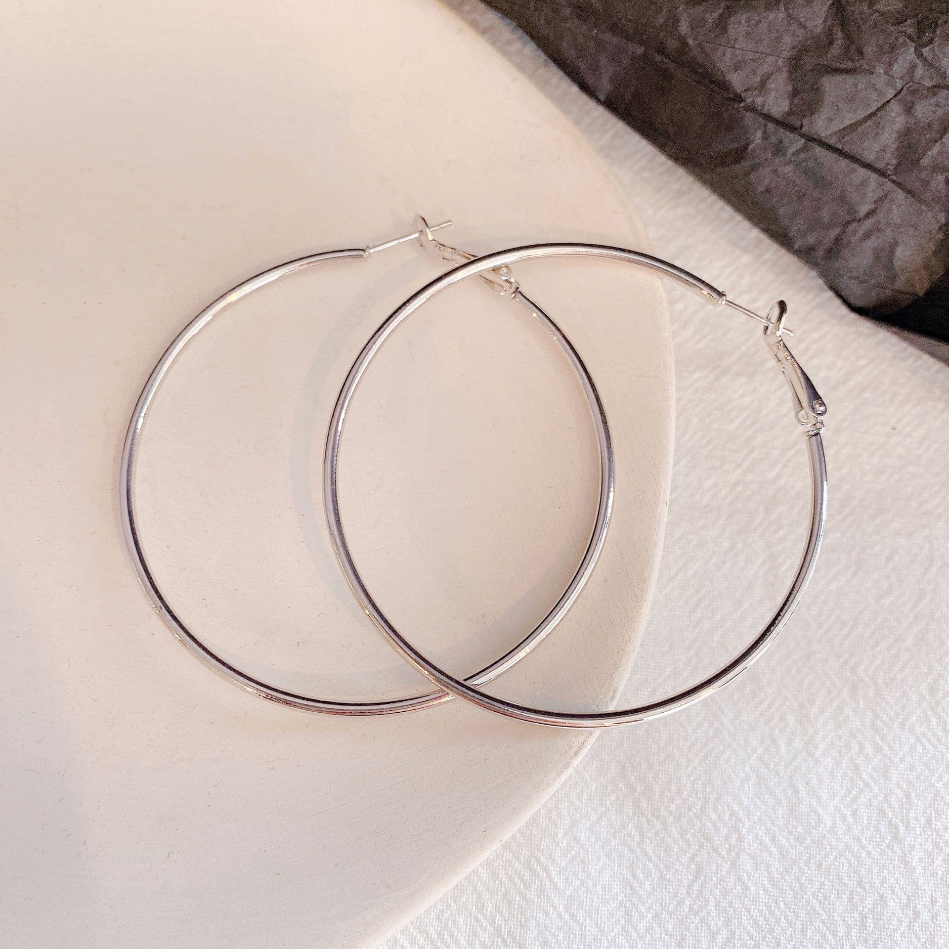 European and American exaggerated and elegant plain hoop earrings for women, ins cold style, versatile metal ear hoops, 925 silver needles, internet celebrity ear jewelry 7