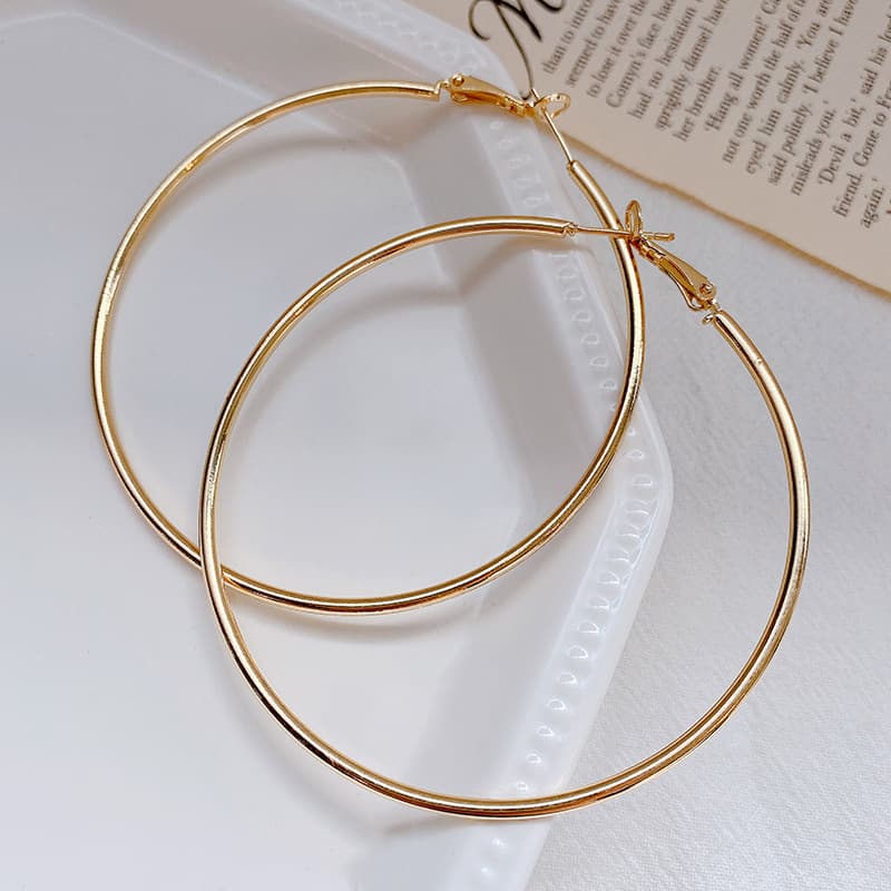 European and American exaggerated and elegant plain hoop earrings for women, ins cold style, versatile metal ear hoops, 925 silver needles, internet celebrity ear jewelry 10