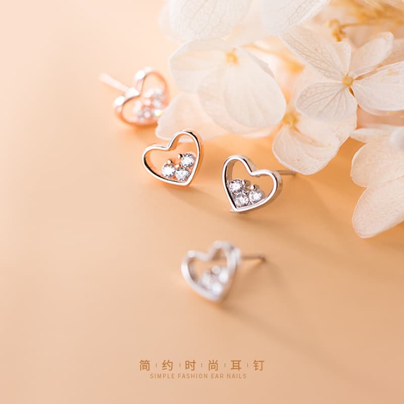 Heart-shaped earrings for women, cute, personalized, hollow love earrings, simple, piercing, temperament, small earrings, 2024 new style 2