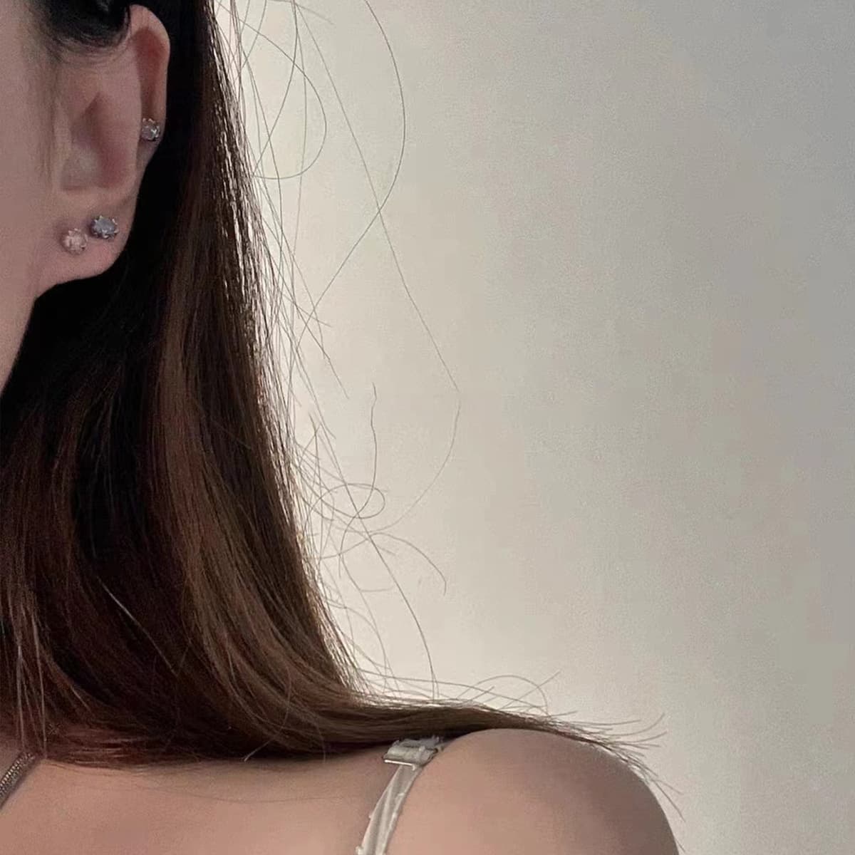 Blue lychee color fantasy forest style earrings for women, small and high-end screw-buckle ear bone cochlear nail niche earrings 4