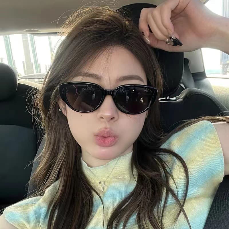 Black and white rice nail cat eye sunglasses Xiaohongshu same style sunglasses 2025 new ins internet celebrity concave shape photo taking women 3