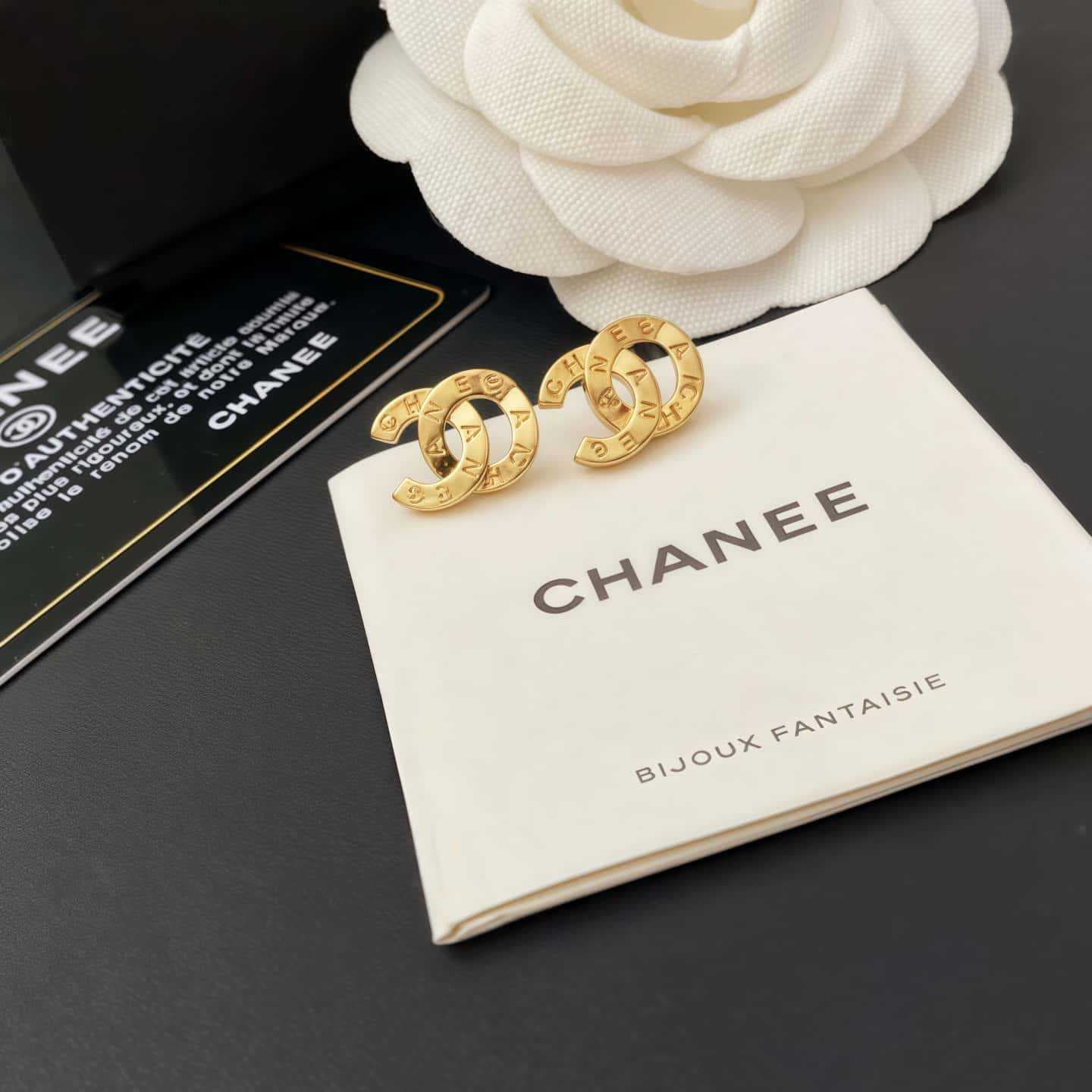 Xiangjia mini earrings, small fragrance style, light luxury, high-end sense, copper gold-plated letter earrings, high version, wholesale in stock 4
