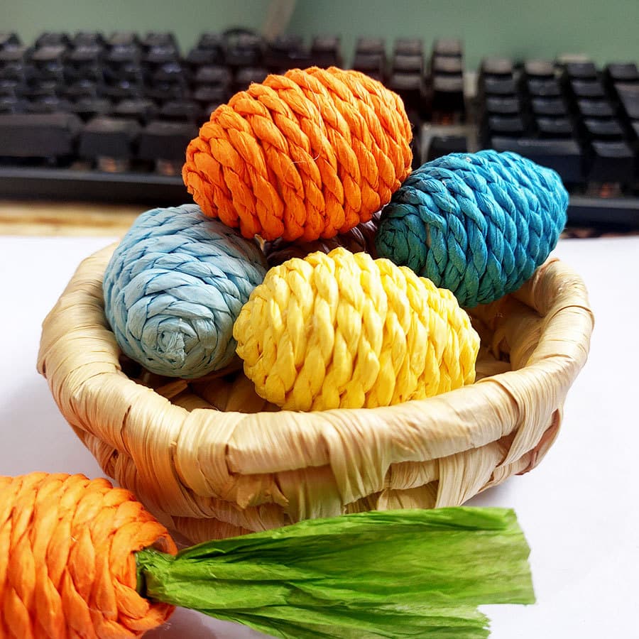 Factory wholesale pick-up hand-wrapped Easter decoration small pet toys accessories colorful paper rope eggs 3