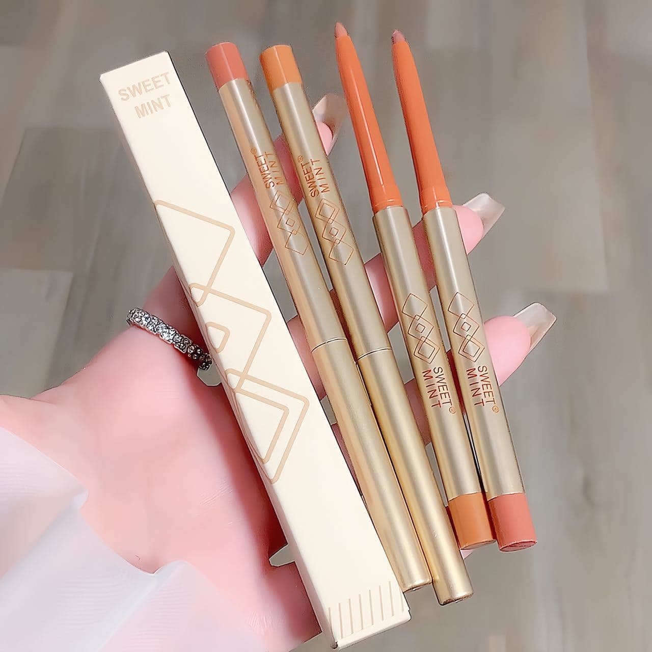 Douyin SWEETMINT line carving lip liner outlines the lip shape, creates pouty lips, does not fade, low-maintenance and long-lasting makeup