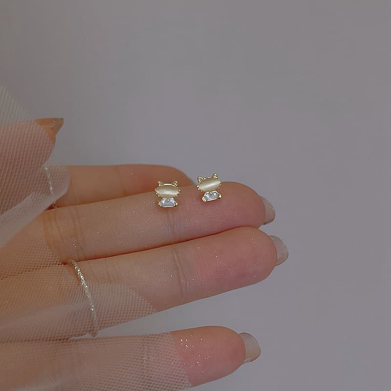 Cat's eye stone cat silver earrings for women, Korean style niche design, temperament, cute kitten earrings, no need to take them off when sleeping 3