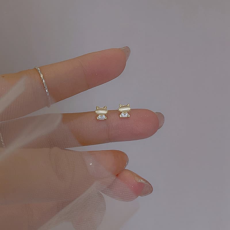 Cat's eye stone cat silver earrings for women, Korean style niche design, temperament, cute kitten earrings, no need to take them off when sleeping 5