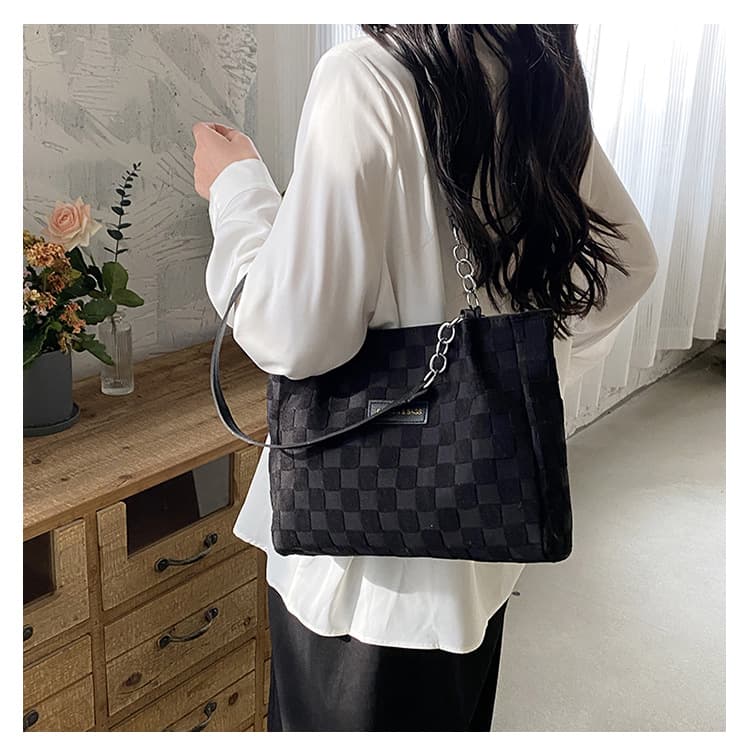 2026 new trendy large-capacity shoulder bag for women, fashionable and versatile underarm tote bag, casual portable commuting bag 3