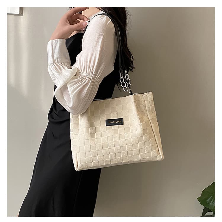 2026 new trendy large-capacity shoulder bag for women, fashionable and versatile underarm tote bag, casual portable commuting bag 5