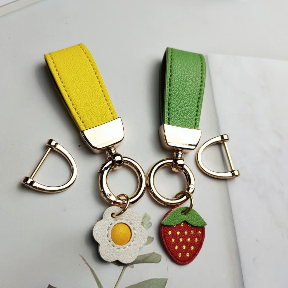 Fashionable women's keychain with fruit pendant, high-end zinc alloy keychain and horseshoe buckle 5