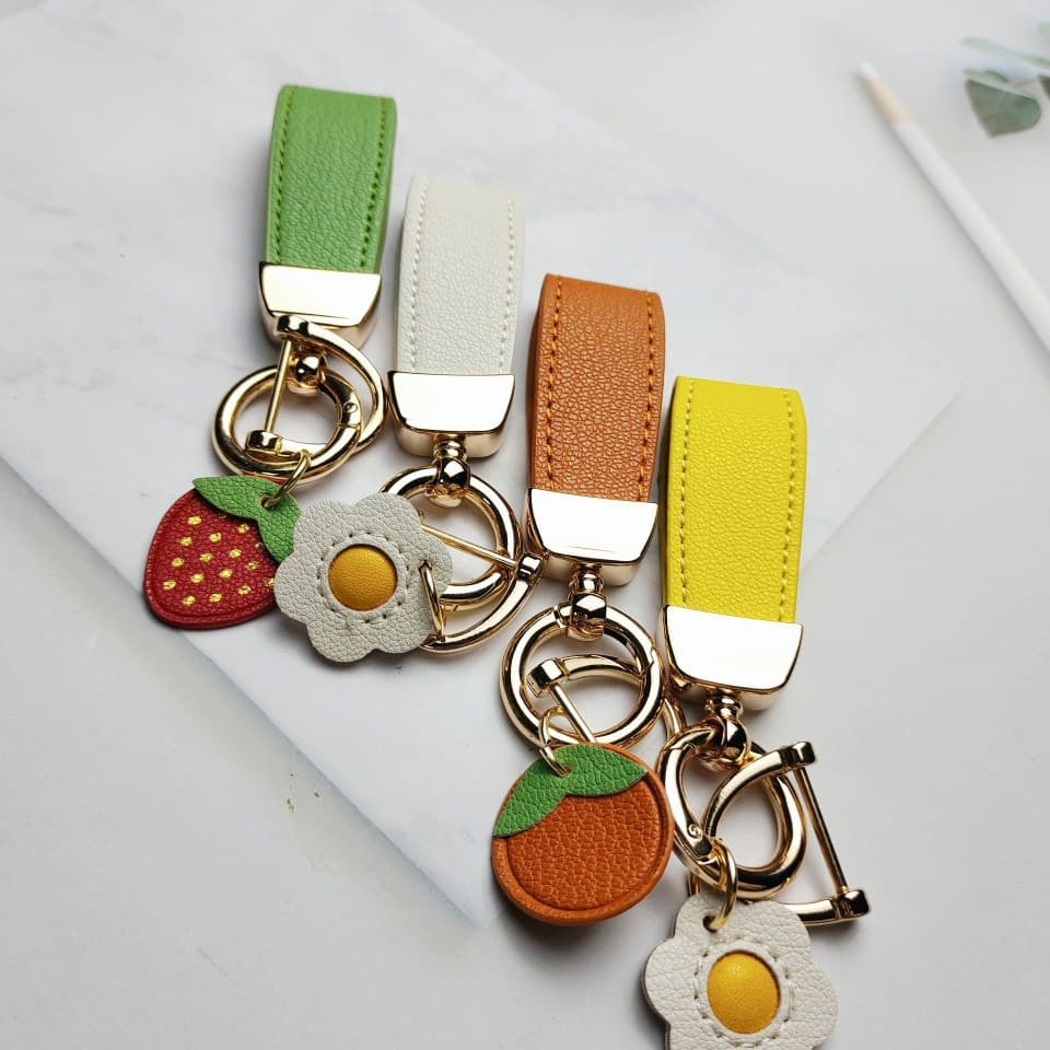 Fashionable women's keychain with fruit pendant, high-end zinc alloy keychain and horseshoe buckle 1