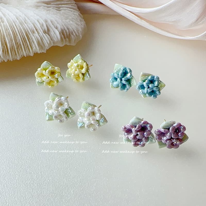 Retro style sweet forest triangular ceramic flower earrings, daily wear earrings for the girl next door in Dongdaemun, South Korea 2