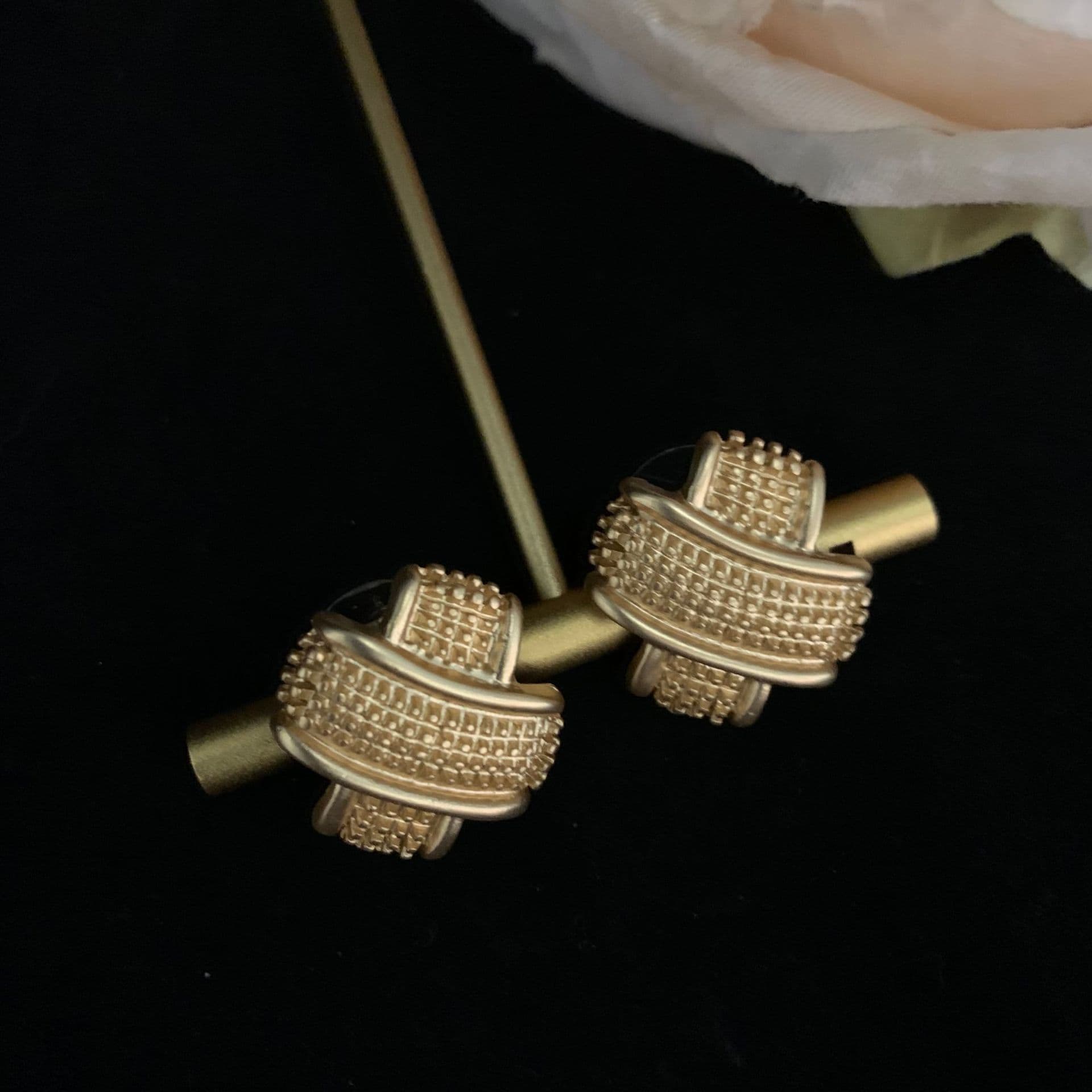 Qingdao Middle Ages, European and American style niche design, pure copper earrings, everyday wearable earrings 2