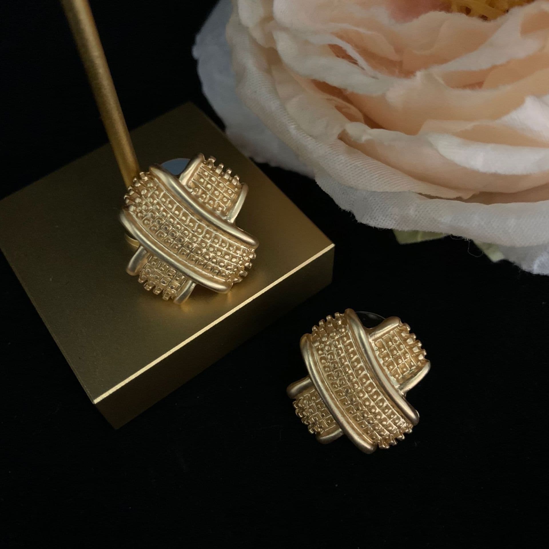 Qingdao Middle Ages, European and American style niche design, pure copper earrings, everyday wearable earrings 3