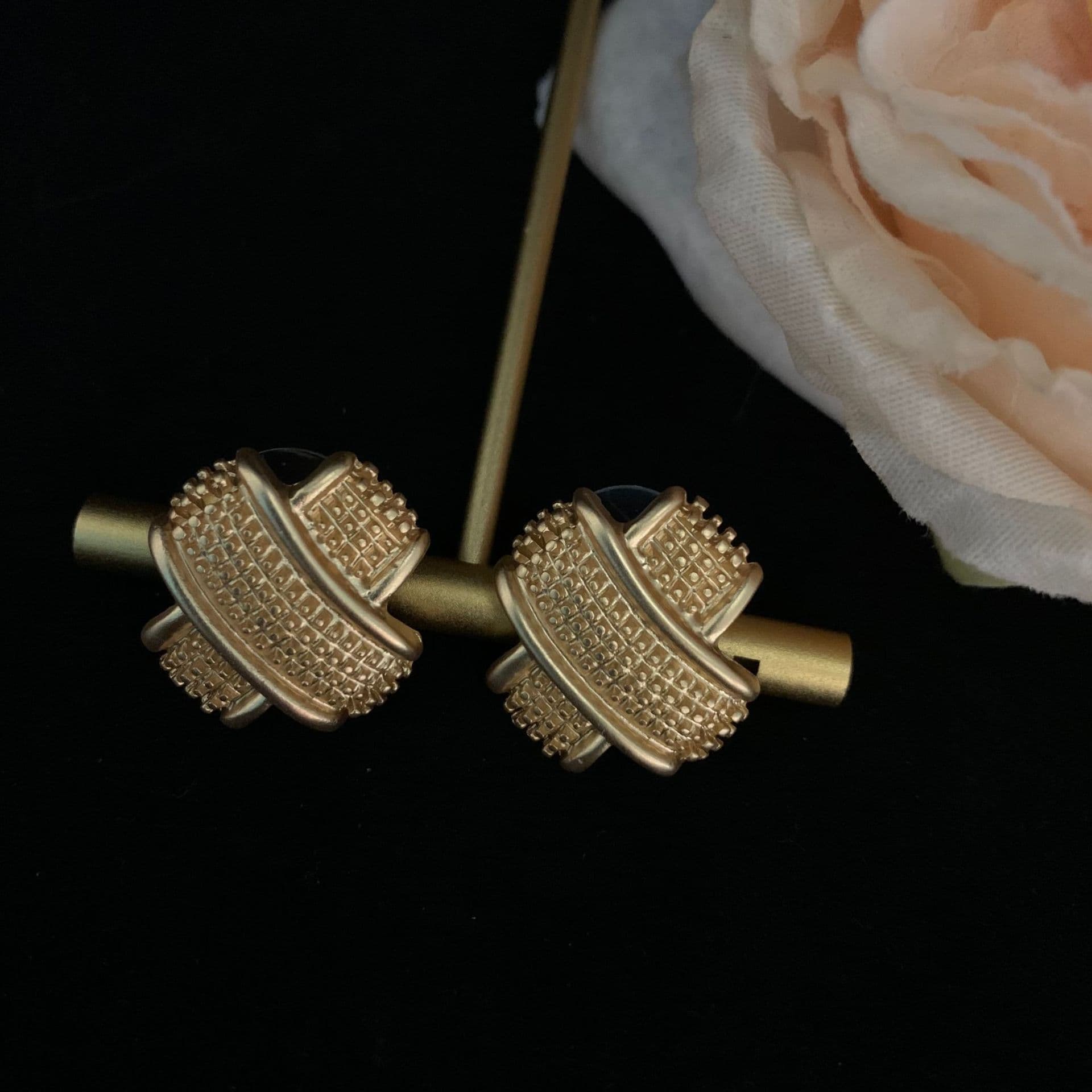 Qingdao Middle Ages, European and American style niche design, pure copper earrings, everyday wearable earrings 4
