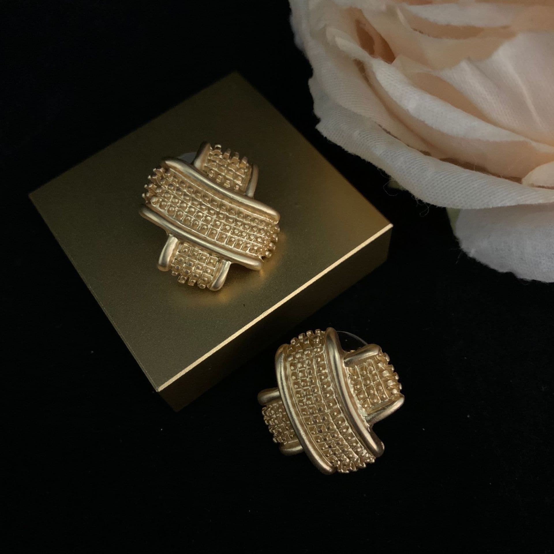 Qingdao Middle Ages, European and American style niche design, pure copper earrings, everyday wearable earrings 5