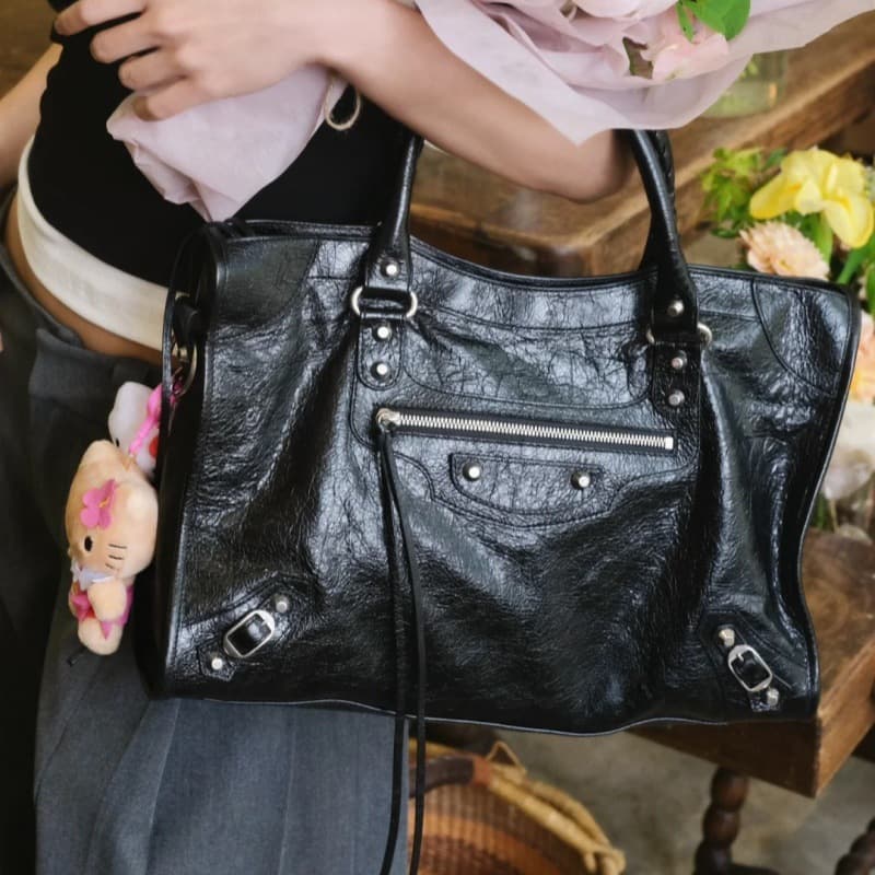 High-end hot girl punk biker bag large capacity tote shoulder crossbody portable fashionable simple Parisian women's bag 2