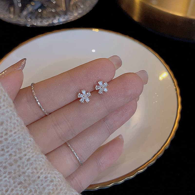 Flower Silver Earrings Simple and Exquisite Earrings 2023 New Style Personalized Light Luxury Fashion Niche Design Earrings 4