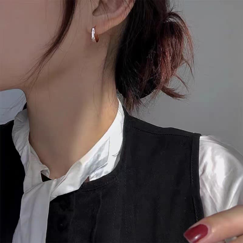 Simple plain hoop earrings for women 2023 new popular niche ins high-end light luxury cold style design earrings 5