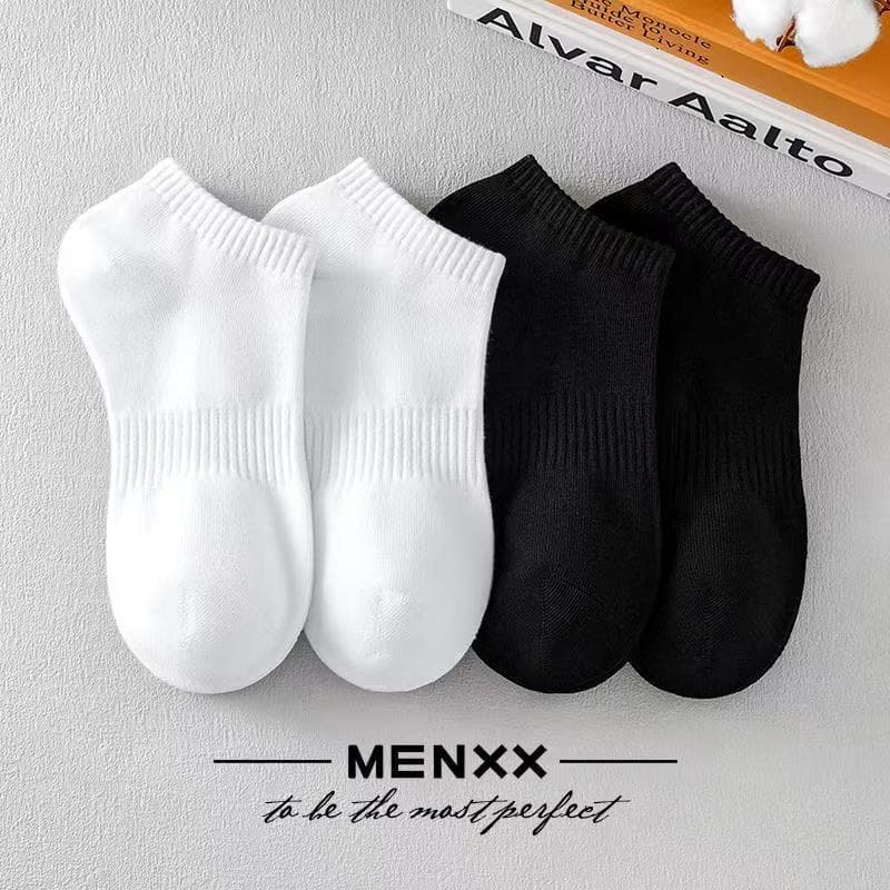 Versatile solid color minimalist black and white socks for men spring and autumn shallow mouth low-cut short-tube sports socks boat socks wholesale 2