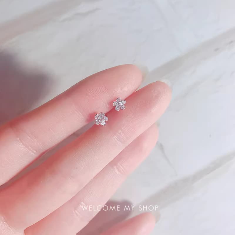 Mini Sakura S925 silver needle earrings for women, fashionable ear bones, student temperament, versatile, fresh and compact earrings new style 3