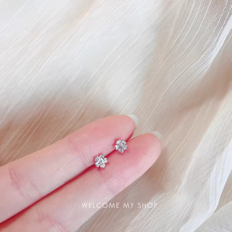 Mini Sakura S925 silver needle earrings for women, fashionable ear bones, student temperament, versatile, fresh and compact earrings new style 4