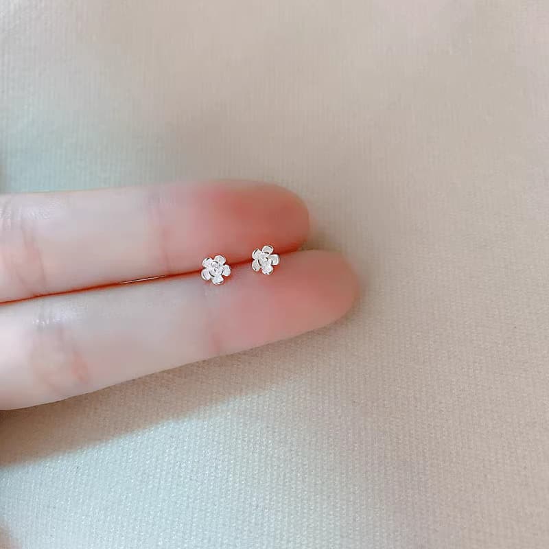 Mini Sakura S925 silver needle earrings for women, fashionable ear bones, student temperament, versatile, fresh and compact earrings new style 1