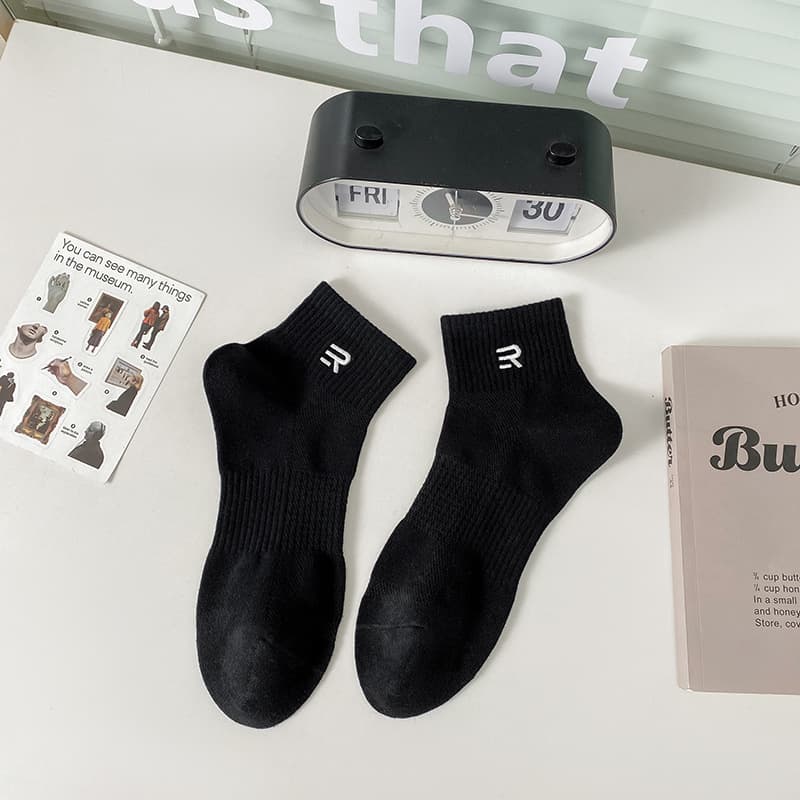 Socks men's short-tube embroidered R waist sports men's boat socks black and white solid color mesh breathable socks four seasons cotton socks 10