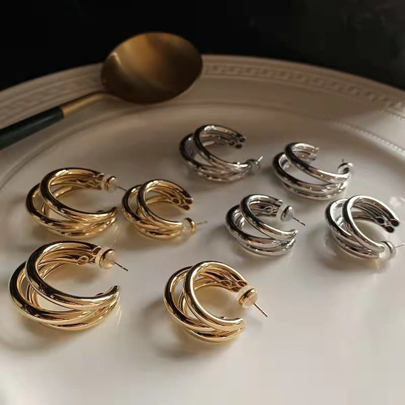 Ultra-light, versatile, simple texture, copper-plated real gold hollow tube arc earrings, fashionable temperament ins circle earrings 1