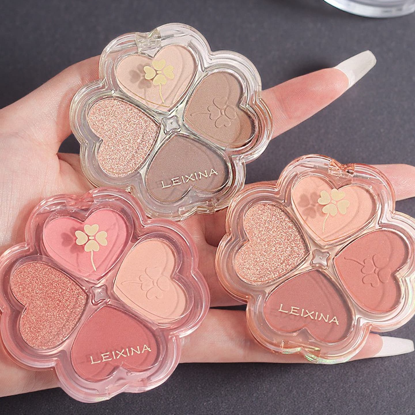 Lucky Clover Four-Color Eyeshadow Palette is light, easy to apply, whitening, women's touch-up, matte earthy pearlescent with glitter 3