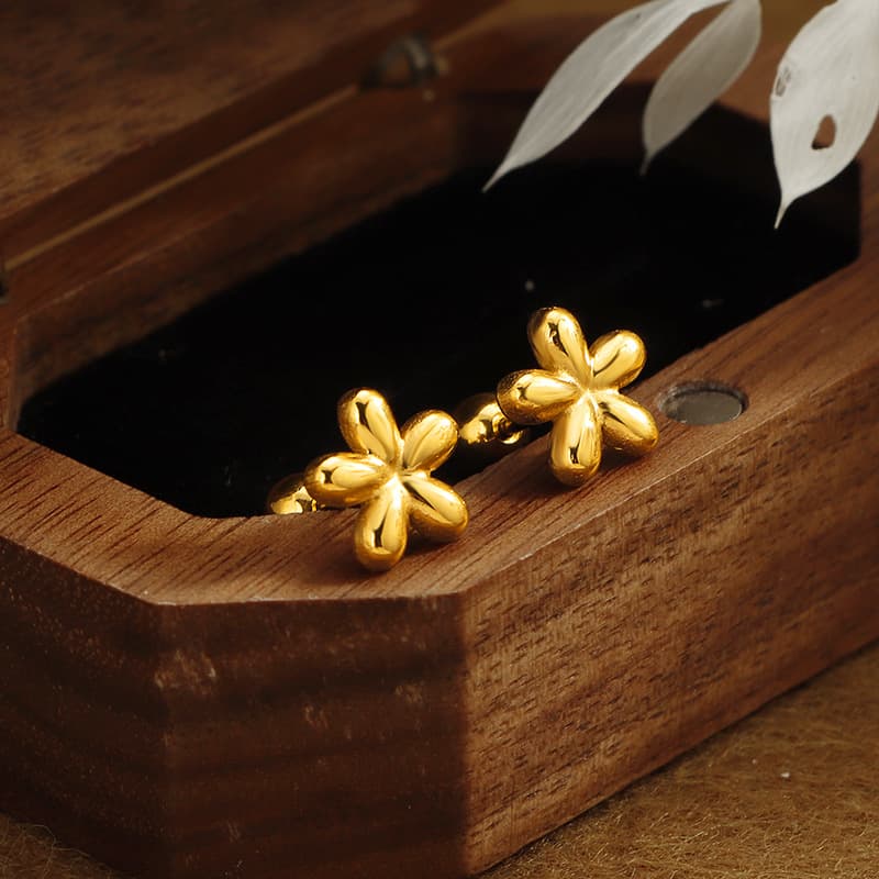 New mini flower screw anti-lost earrings niche design high-end ear bone earrings titanium steel compact earrings 2
