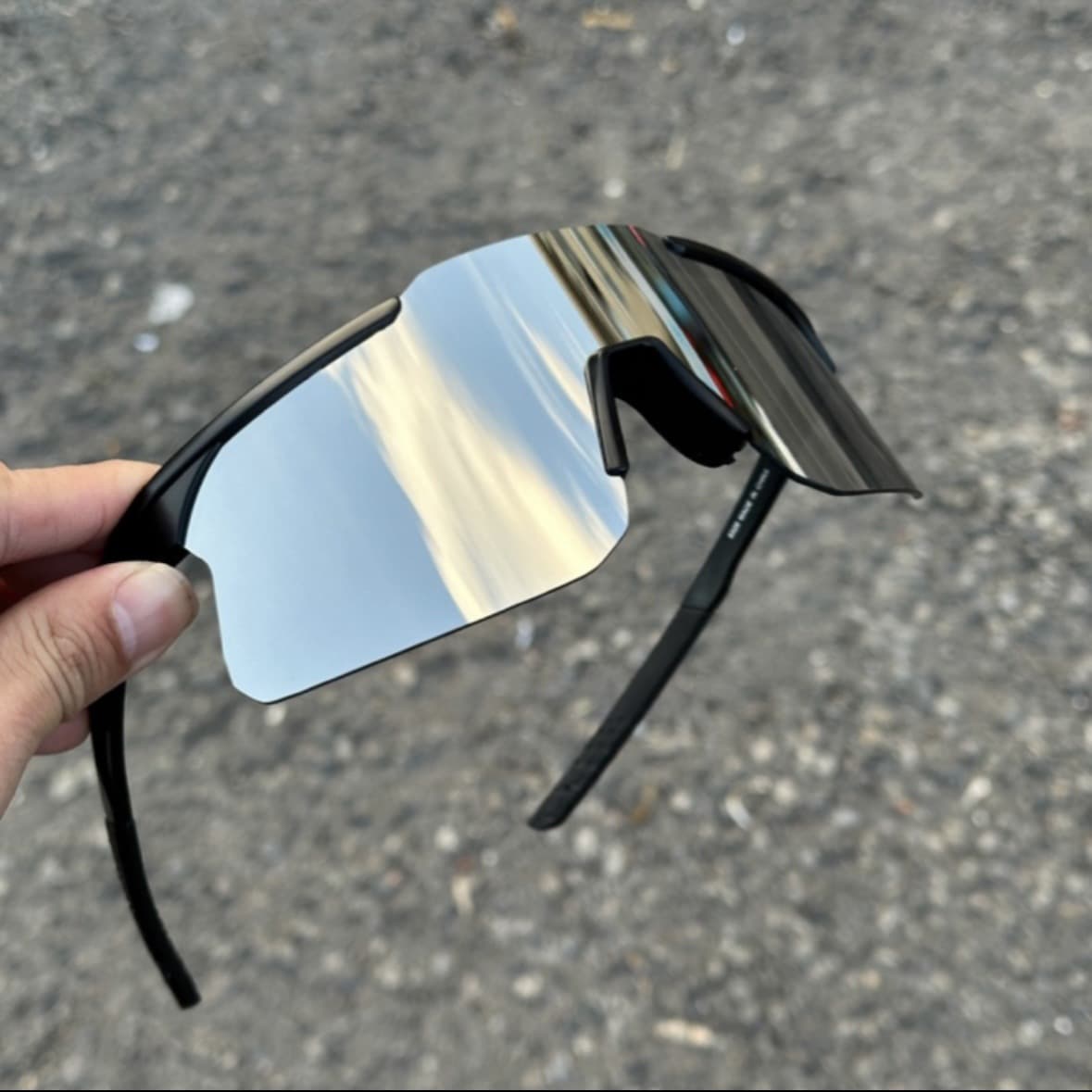 Cycling goggles for men, large-frame sunglasses, hiking and mountaineering windproof glasses, anti-UV sunglasses for women, showing a small face