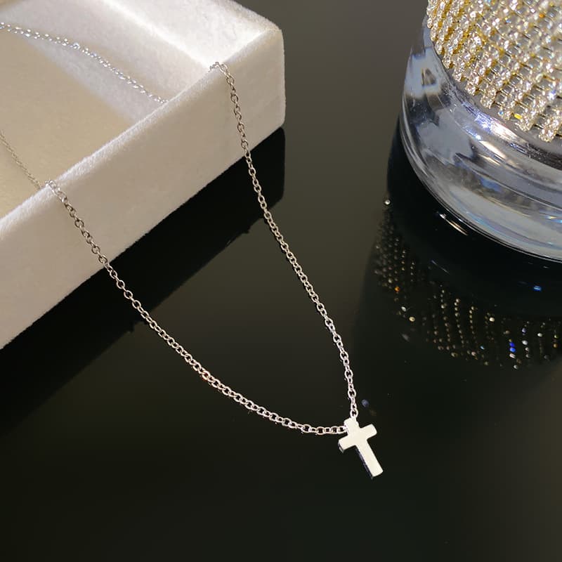Smooth polished 18k gold cross necklace pendant clavicle chain women's high-end necklace titanium steel stainless steel 7