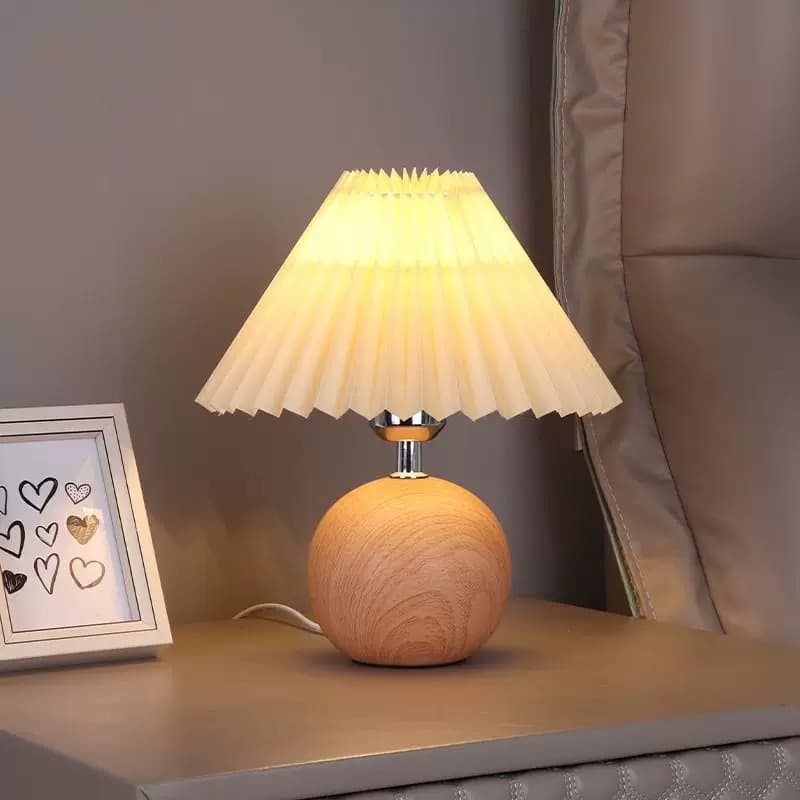Pleated table lamp ins Nordic ceramic bedroom bedside lamp warm romantic simple ins style girly heart high-end retro 3