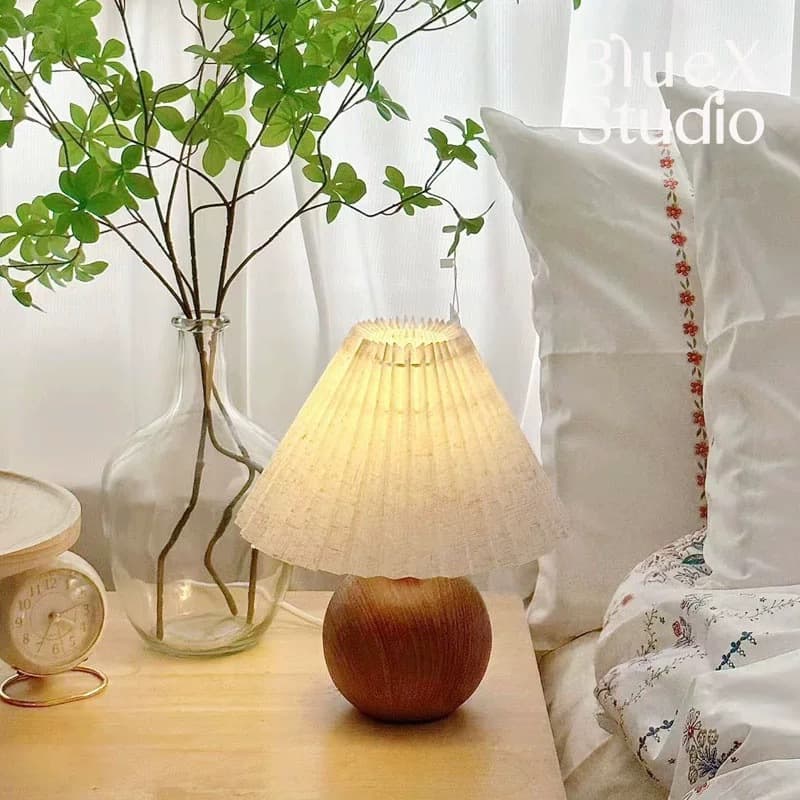 Pleated table lamp ins Nordic ceramic bedroom bedside lamp warm romantic simple ins style girly heart high-end retro 4