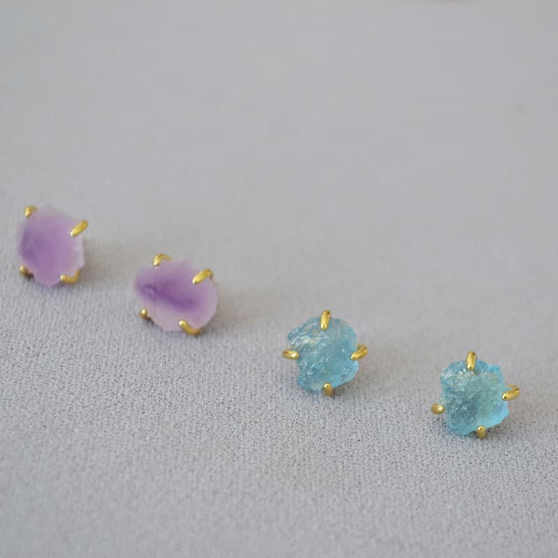 Small luxury light luxury brass gold-plated four-prong inlaid irregular raw stone aquamarine amethyst 925 silver needle stud earrings for women