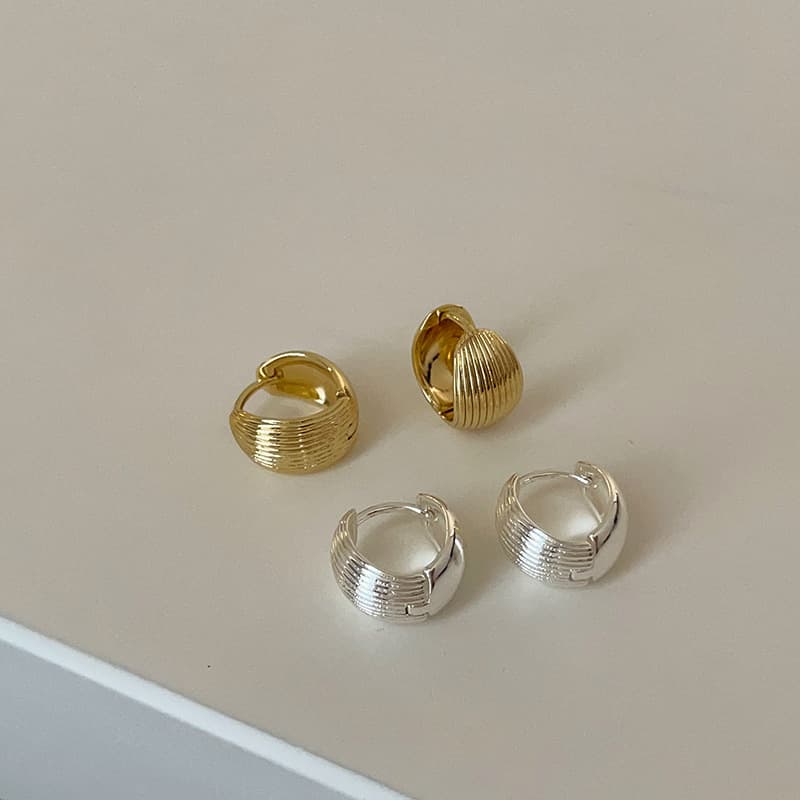 Korean blogger fever has the same style of shell pattern plain hoop earrings for women, simple, personalized, fashionable and versatile earrings. 5