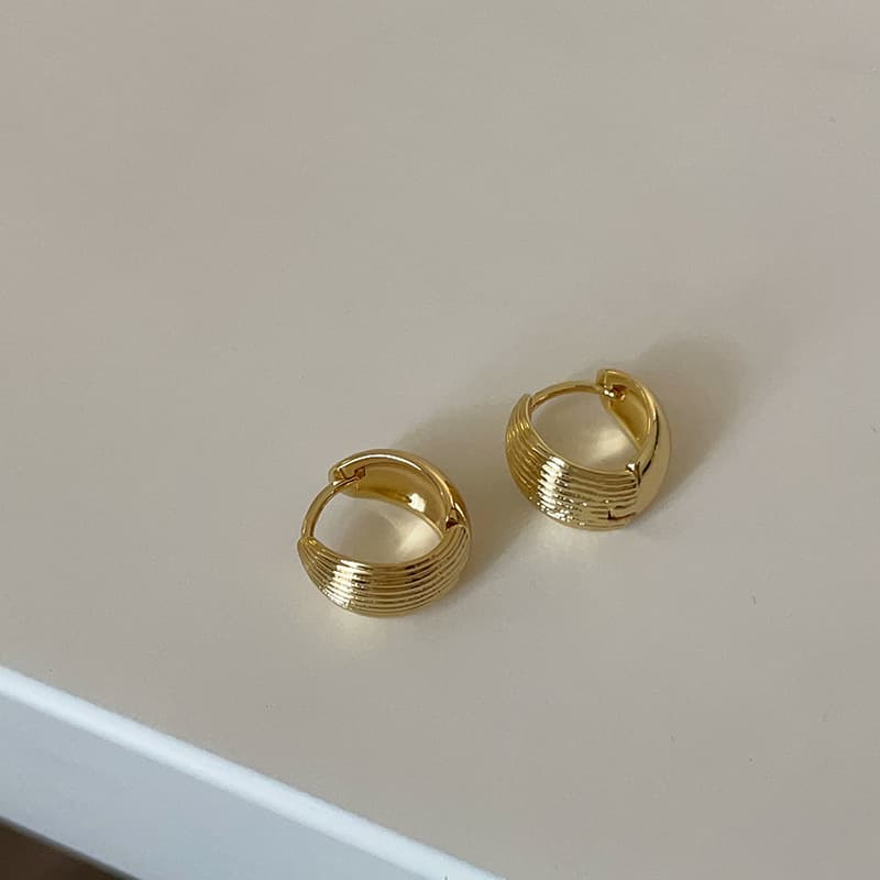 Korean blogger fever has the same style of shell pattern plain hoop earrings for women, simple, personalized, fashionable and versatile earrings. 7
