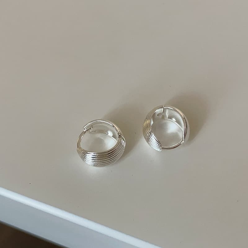Korean blogger fever has the same style of shell pattern plain hoop earrings for women, simple, personalized, fashionable and versatile earrings. 8
