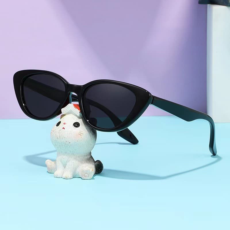 New hot girl style face-showing small sunglasses, retro high-end cat-eye sunglasses, fashion street photography ins, Xiaohongshu style 3