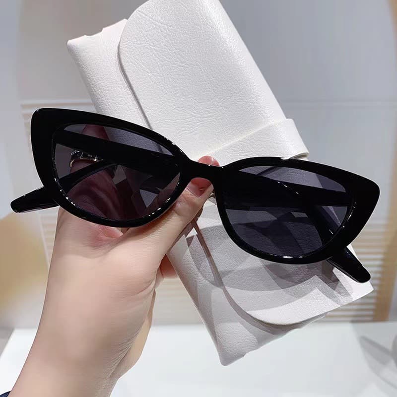 New hot girl style face-showing small sunglasses, retro high-end cat-eye sunglasses, fashion street photography ins, Xiaohongshu style 4