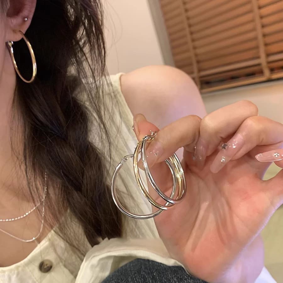 European and American exaggerated personality large hoop earrings for women, light luxury, high-end earrings, fashionable temperament, simple earrings and earrings 4