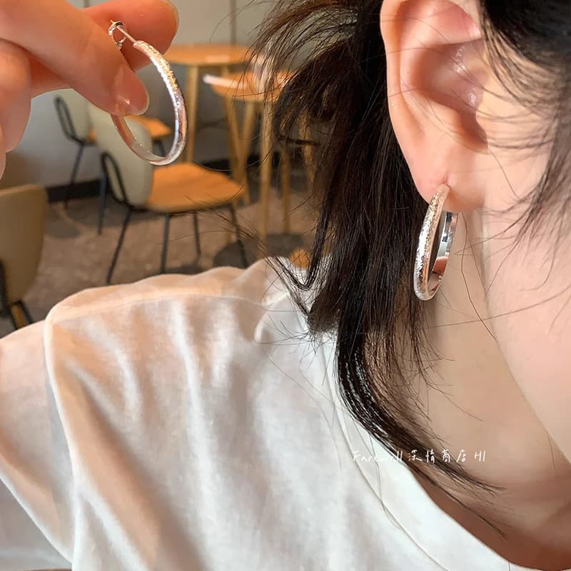 European and American exaggerated personality large hoop earrings for women, light luxury, high-end earrings, fashionable temperament, simple earrings and earrings 7
