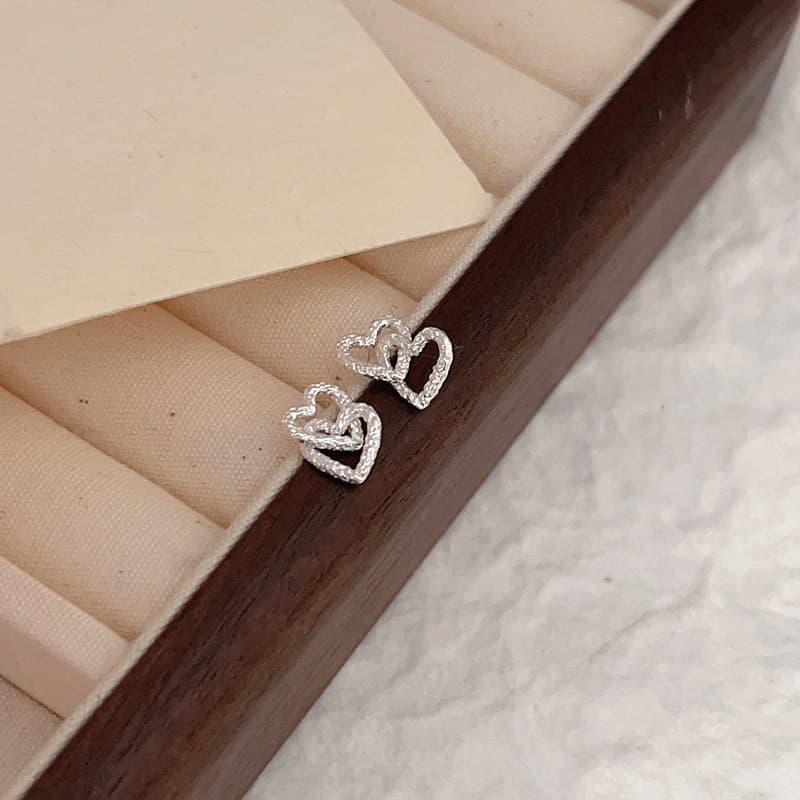 Fashionable and exquisite love hollow women's ear stud earrings, suitable for women's daily wear, manufacturer wholesale 3