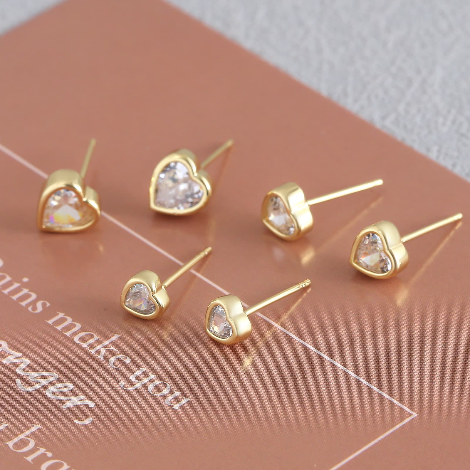 Exquisite heart-shaped love stud earrings, versatile earrings, gold-plated copper earrings with diamonds, color-preserving earrings, minimalist and cute ear bone studs 1