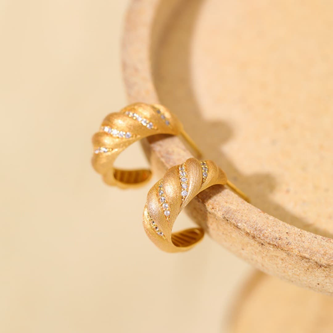 "Croissant" retro design mealworm earrings, high-end, simple and versatile temperament, brushed craftsmanship, gold-plated ear hooks 3