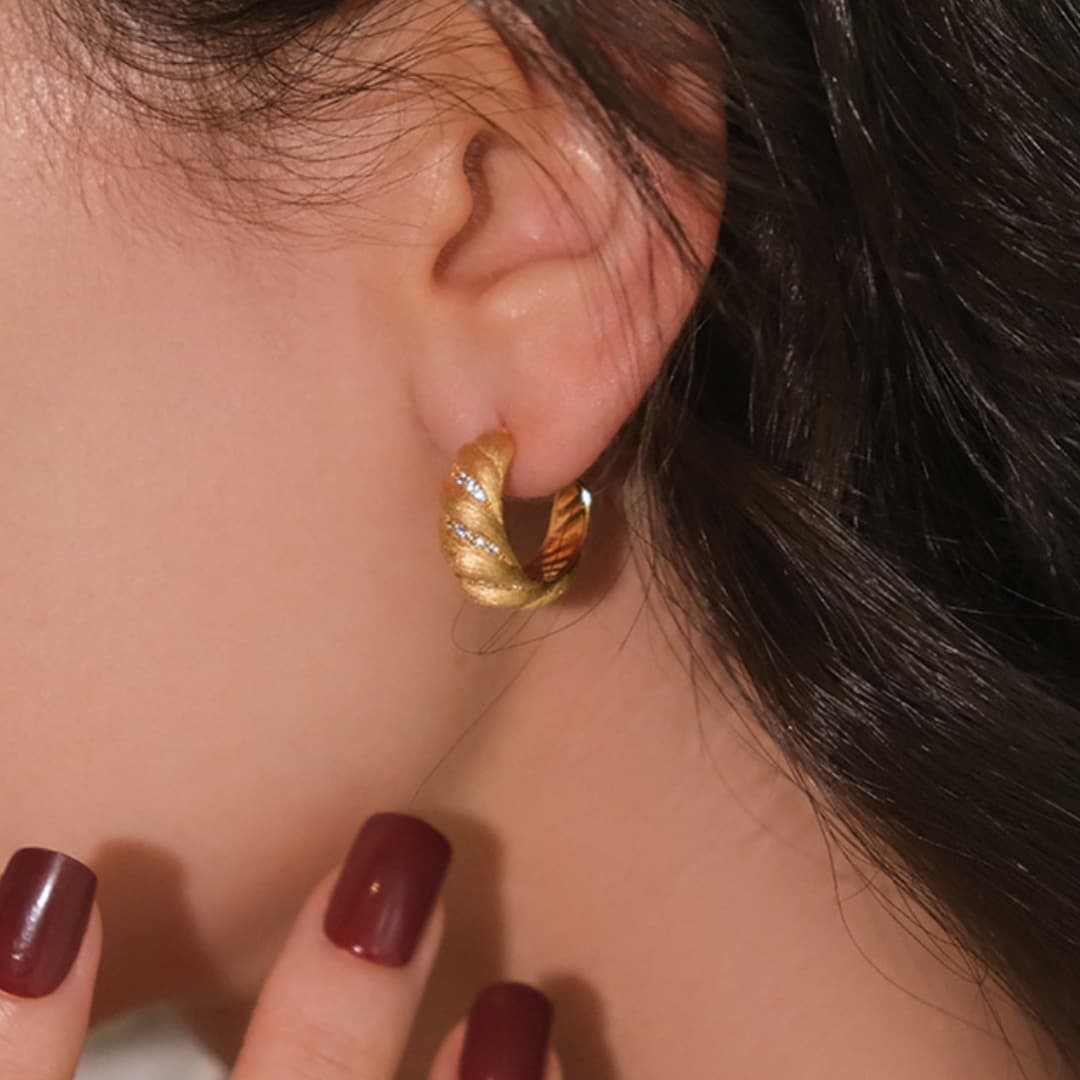 "Croissant" retro design mealworm earrings, high-end, simple and versatile temperament, brushed craftsmanship, gold-plated ear hooks 4
